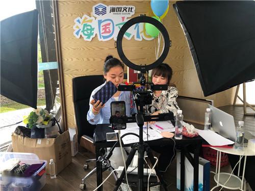 奉賢區(qū)旅游咨詢服務(wù)中心啟用 新版奉賢區(qū)文旅手繪地圖亮相